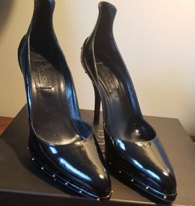 NIB GUCCI BLACK PATENT LEATHER STUDDED  STILETTOS